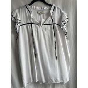NWT - Sleeveless Top White With Black Accents Size XL